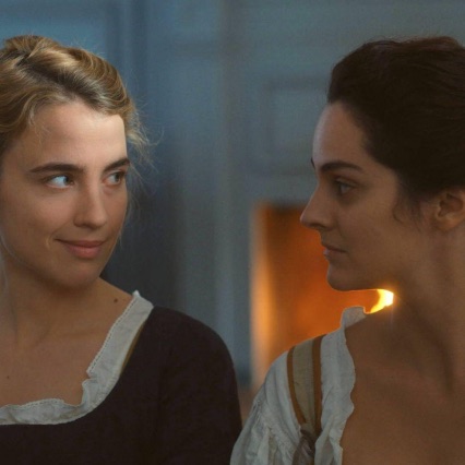 Héloïse and Marianne exchanging a look